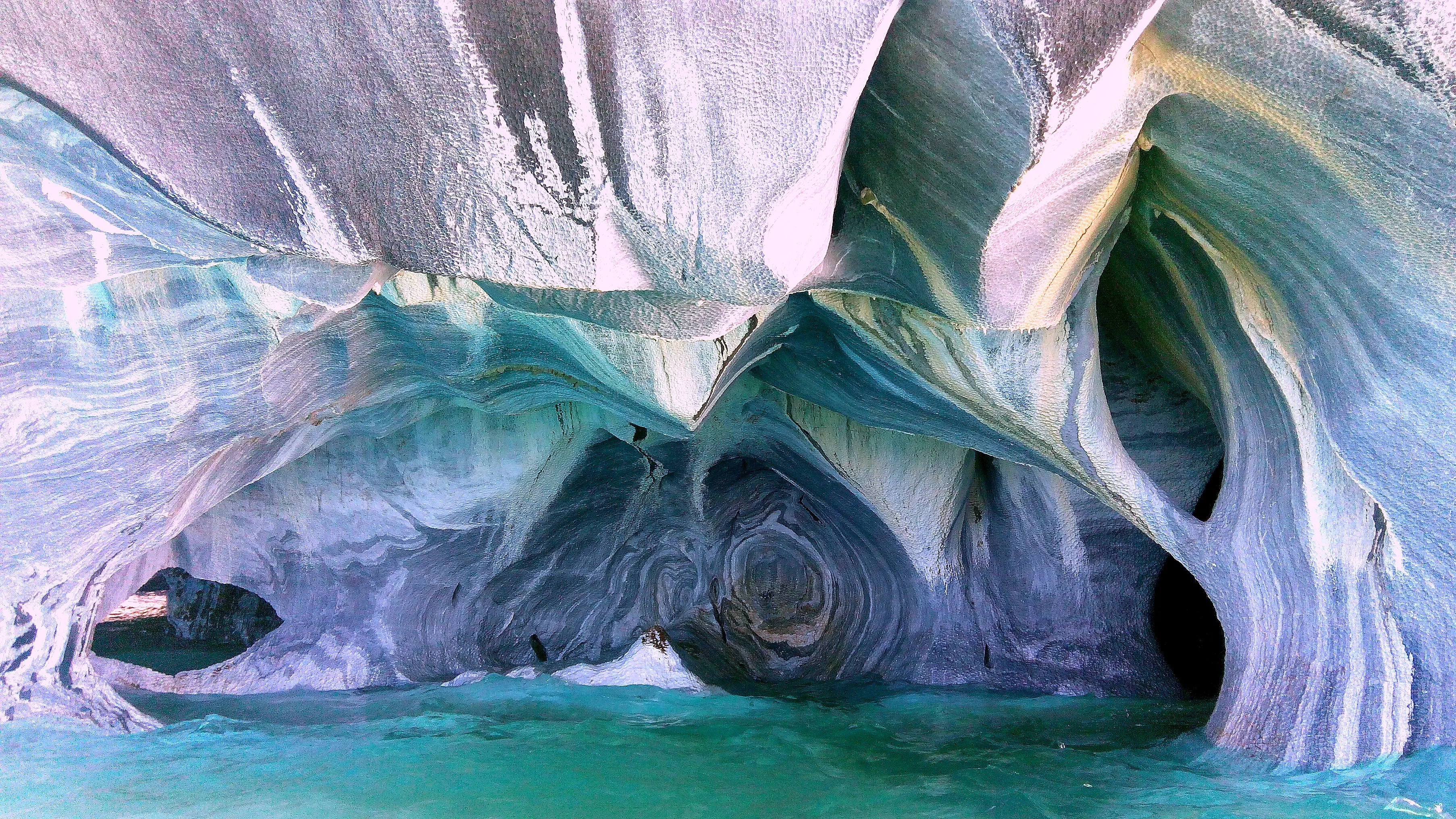 Formaciones de mármol azuladas en las Capillas de Mármol, Lago General Carrera