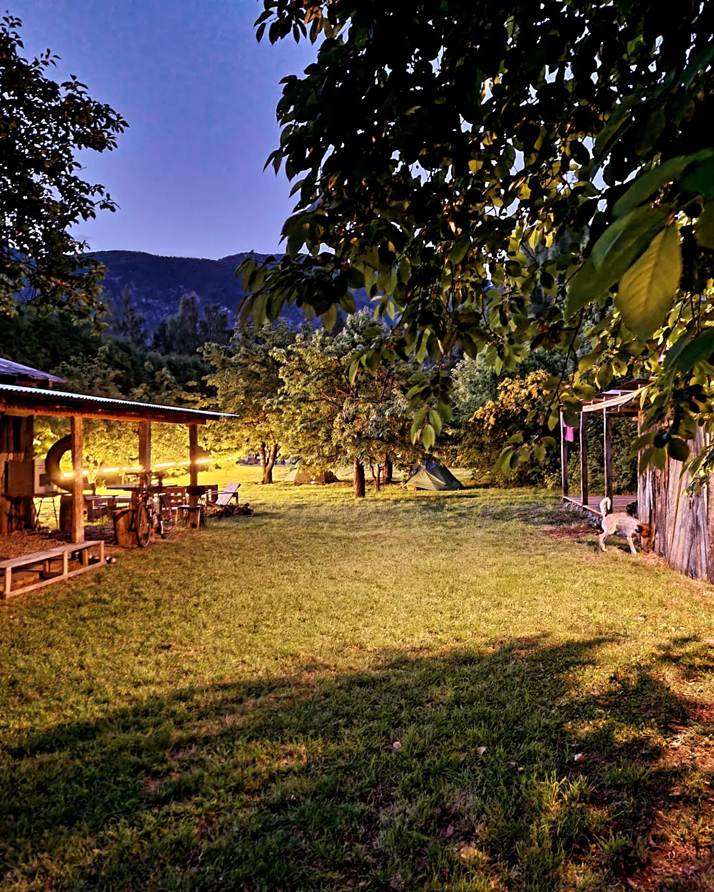 Quincho de noche con carpas y luces cálidas
