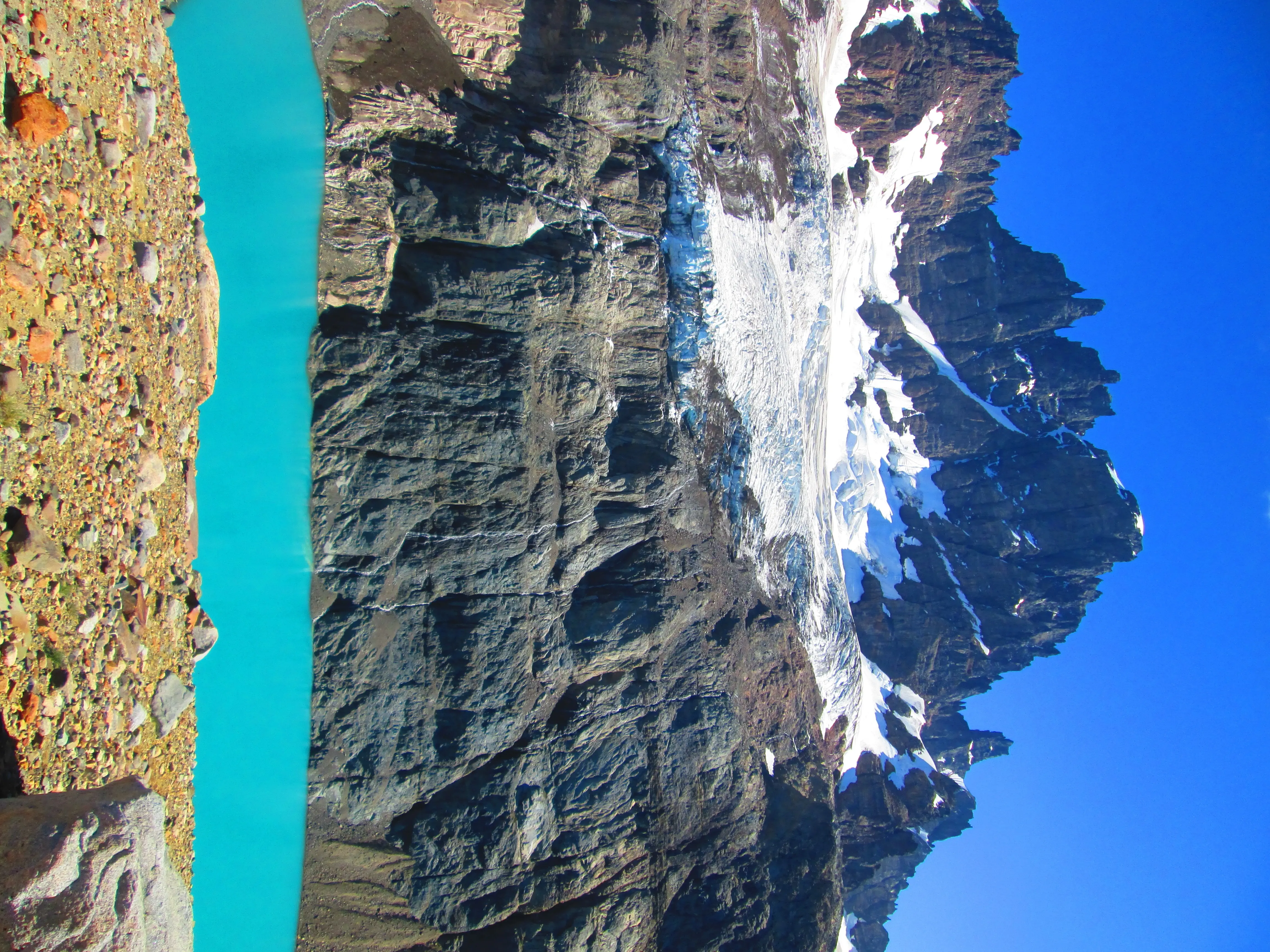 Cerro Castillo con glaciar y laguna turquesa