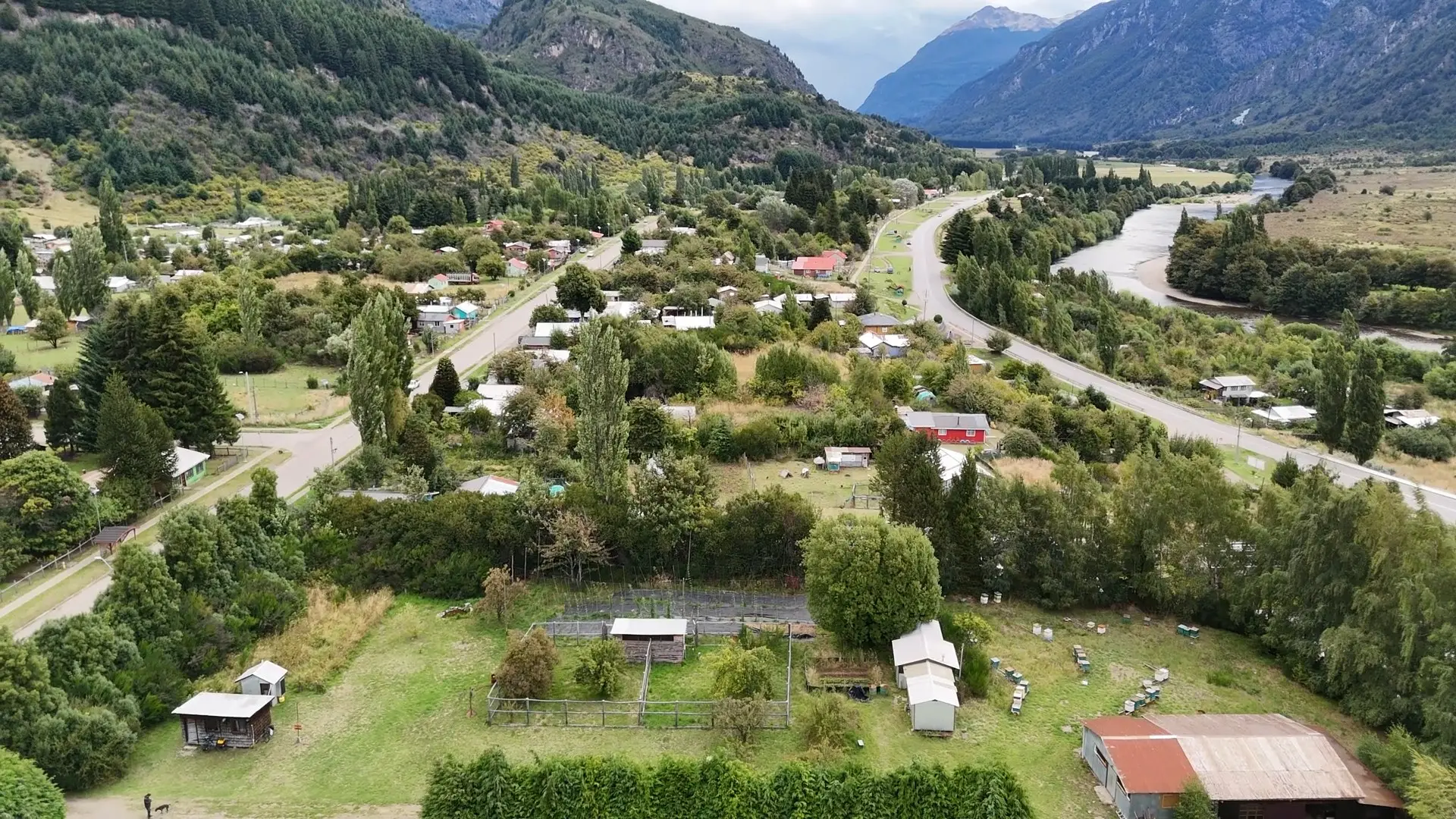 Vista aérea del valle, el río y el predio desde un drone