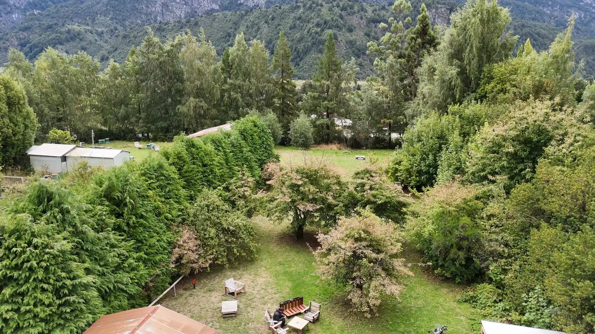 Zona de descanso bajo los árboles, vista aérea