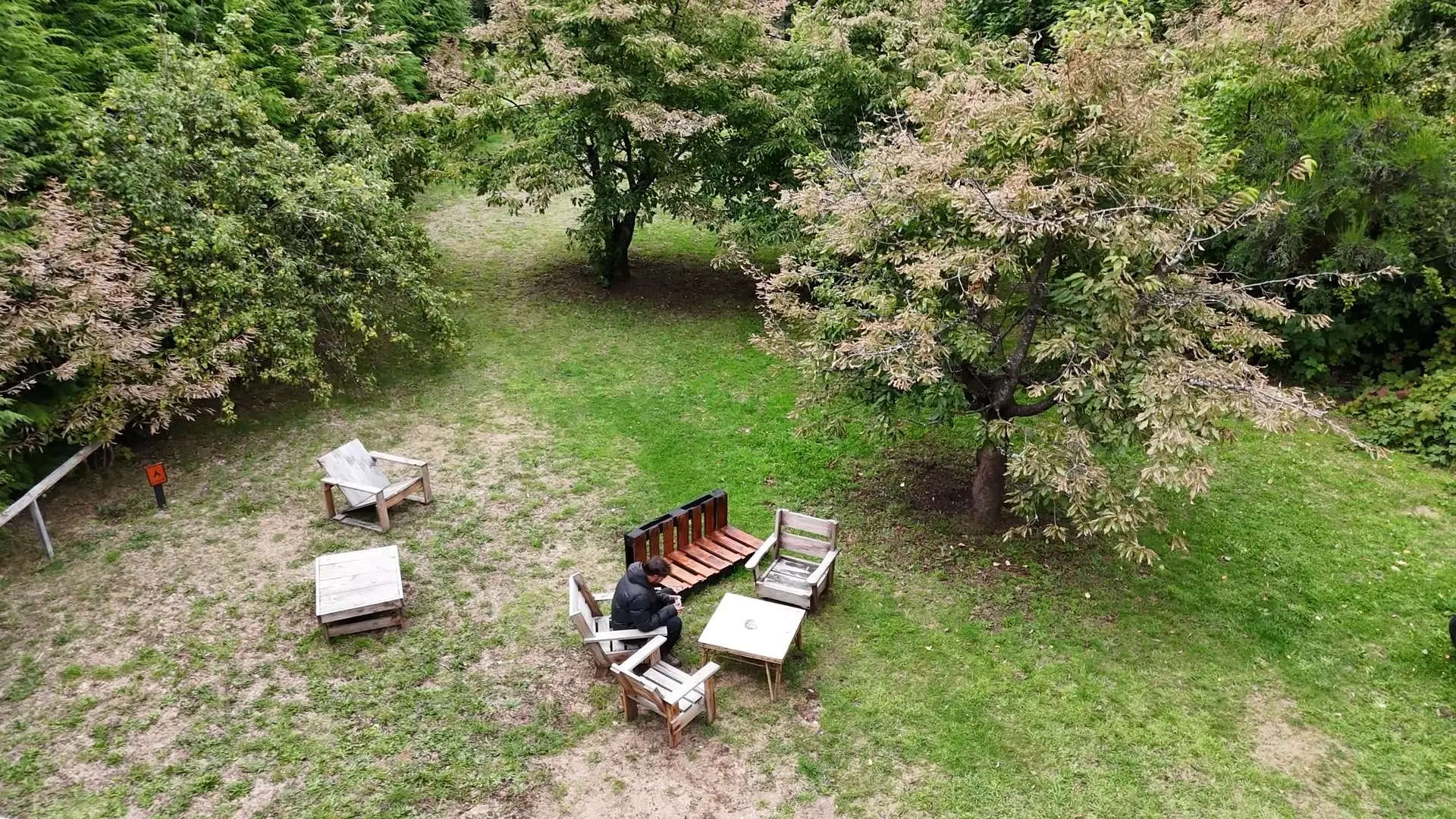 Zona de descanso bajo los árboles frutales, vista aérea
