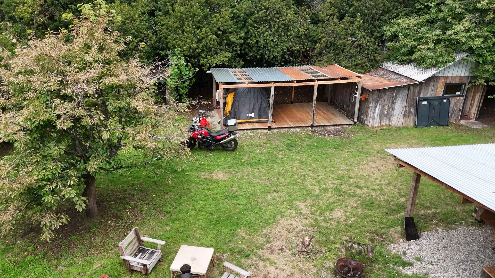 Refugio con carpa y motocicleta, vista aérea