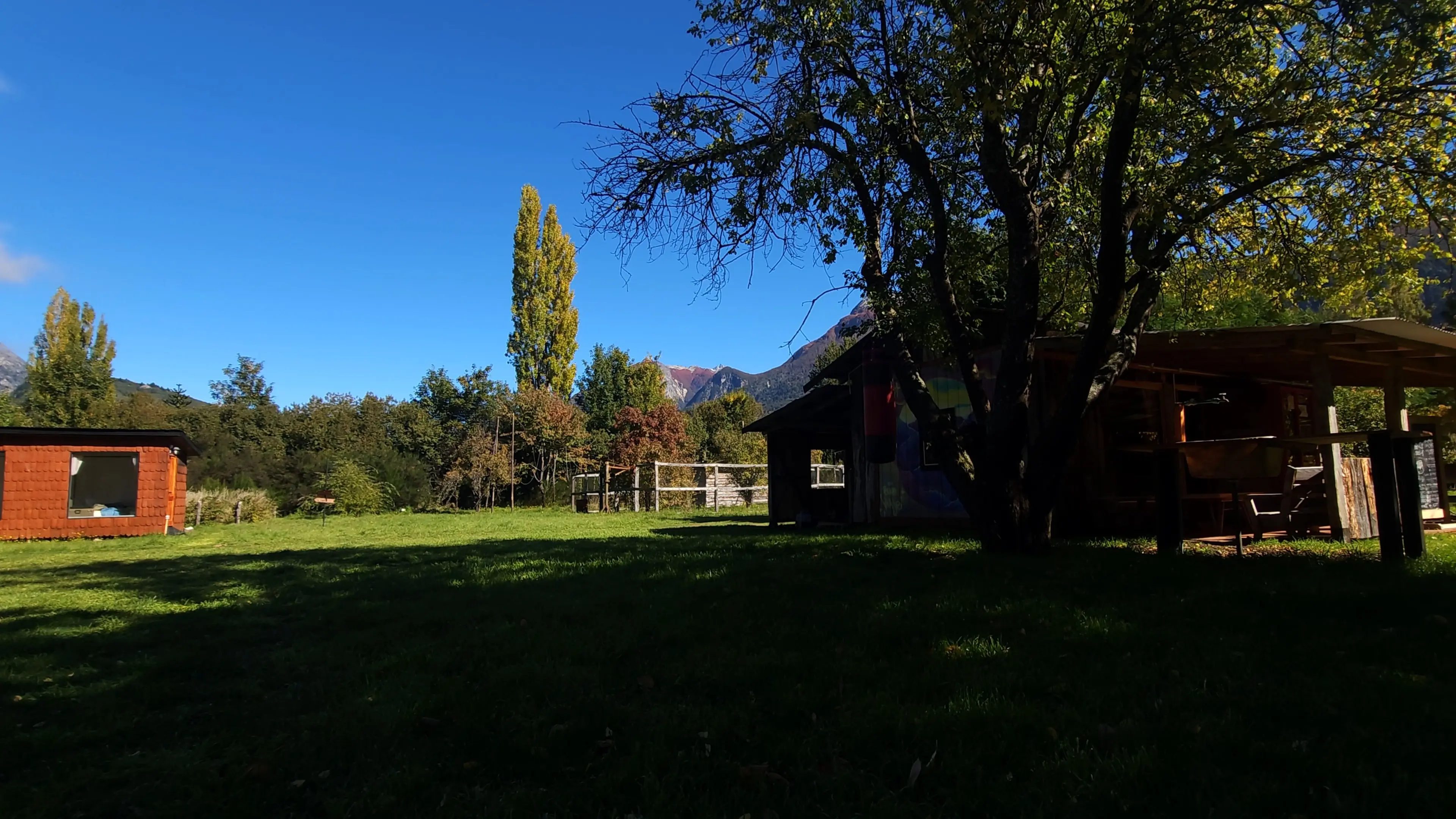Entorno del camping con montañas