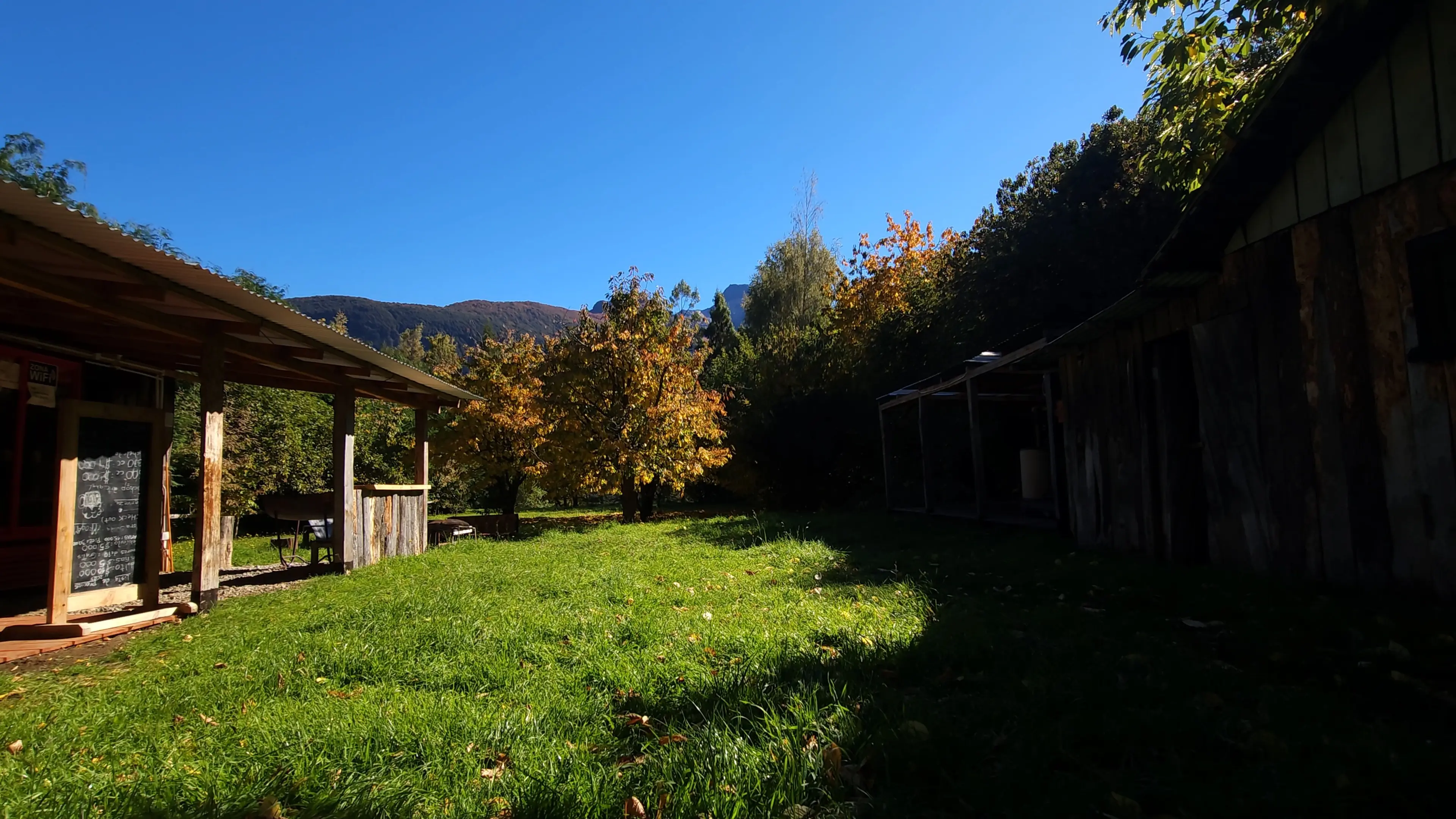Cerco perimetral y montañas