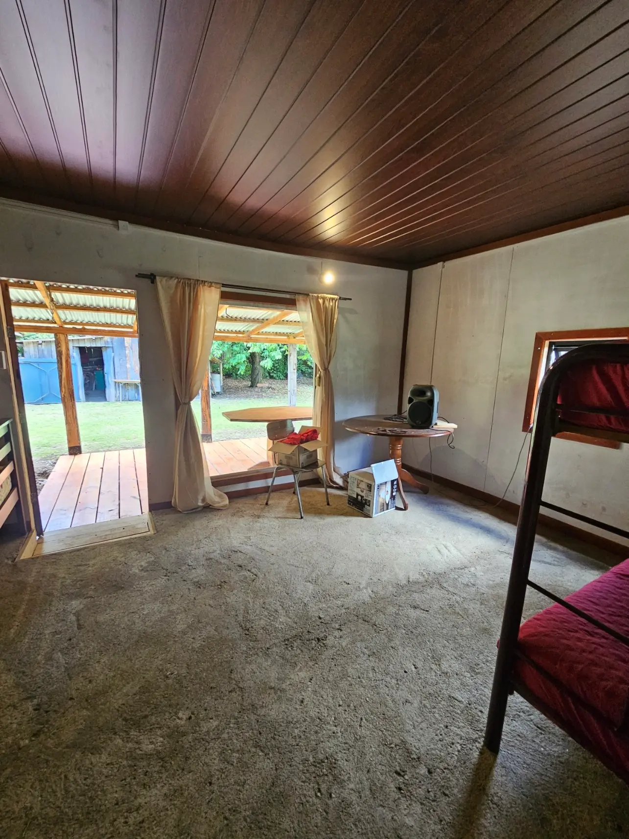 Interior del refugio con literas