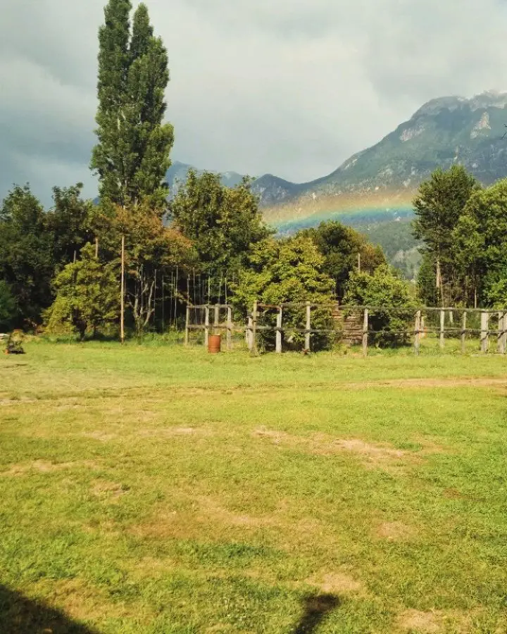 Arcoíris sobre la pradera del camping