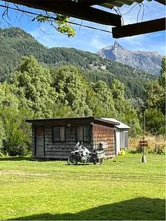 Cabaña con motocicleta en verano