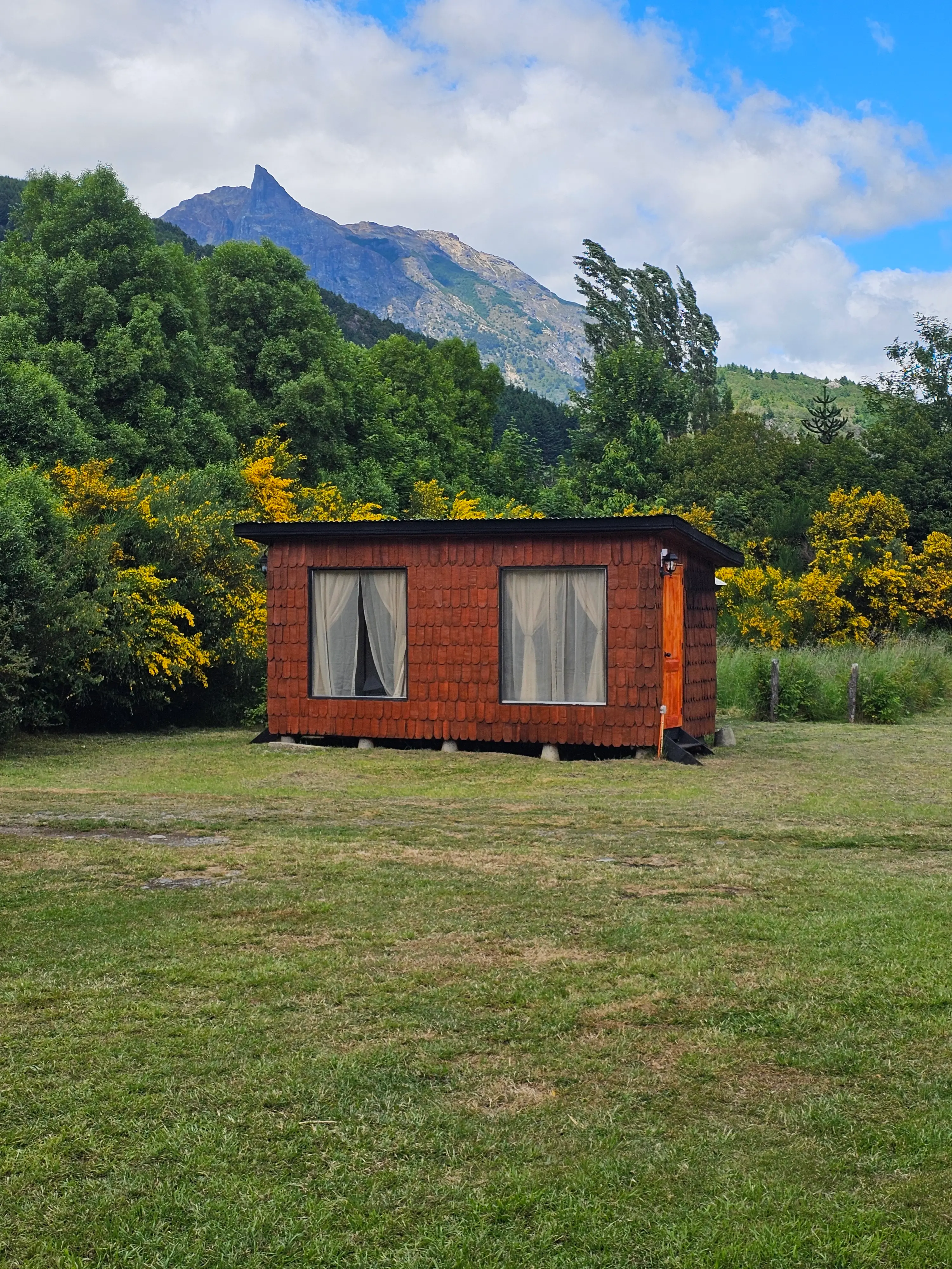 Cabaña con piezas privadas, vista con montaña de fondo