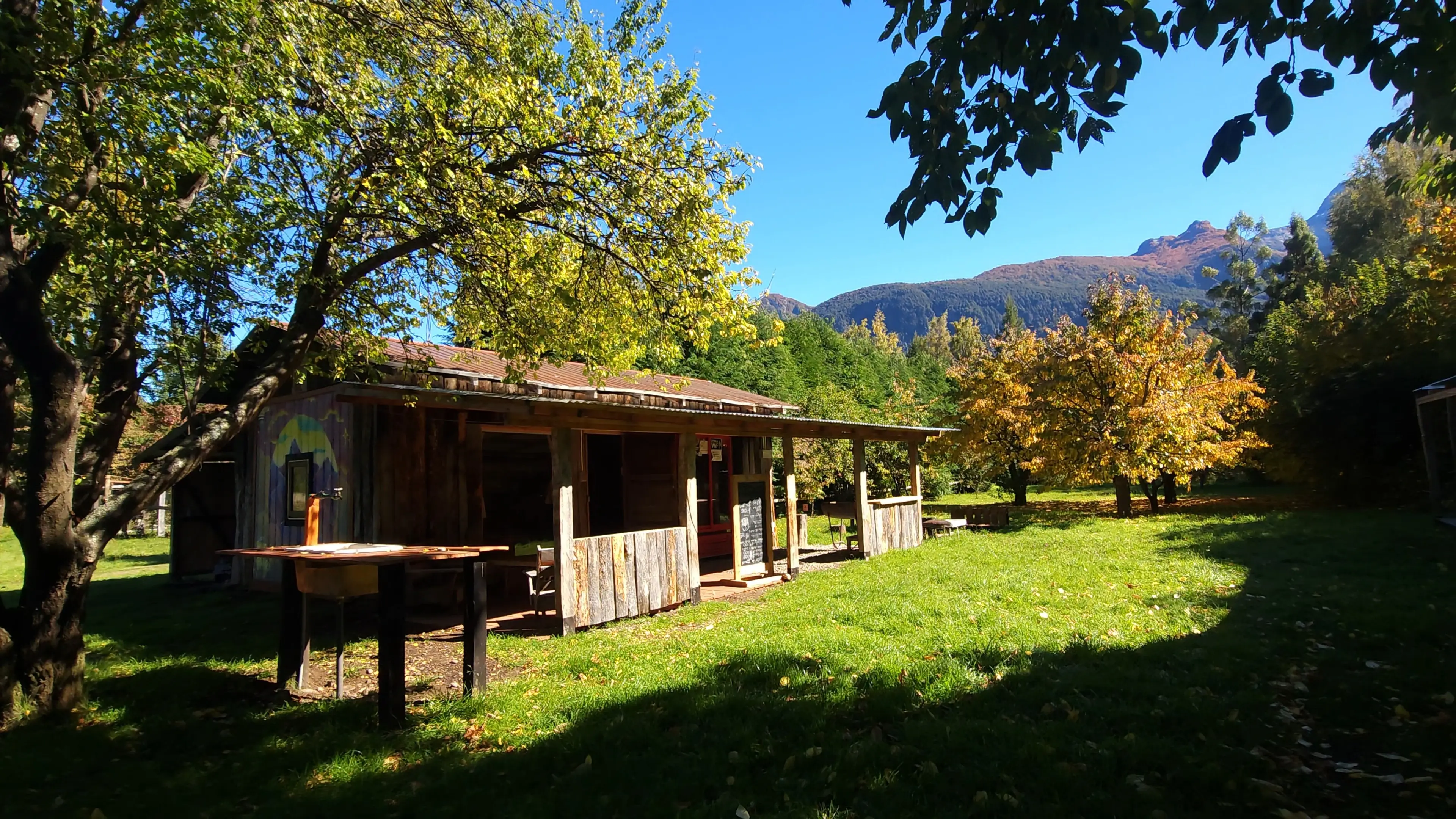 Quincho entre árboles de otoño, foto de José