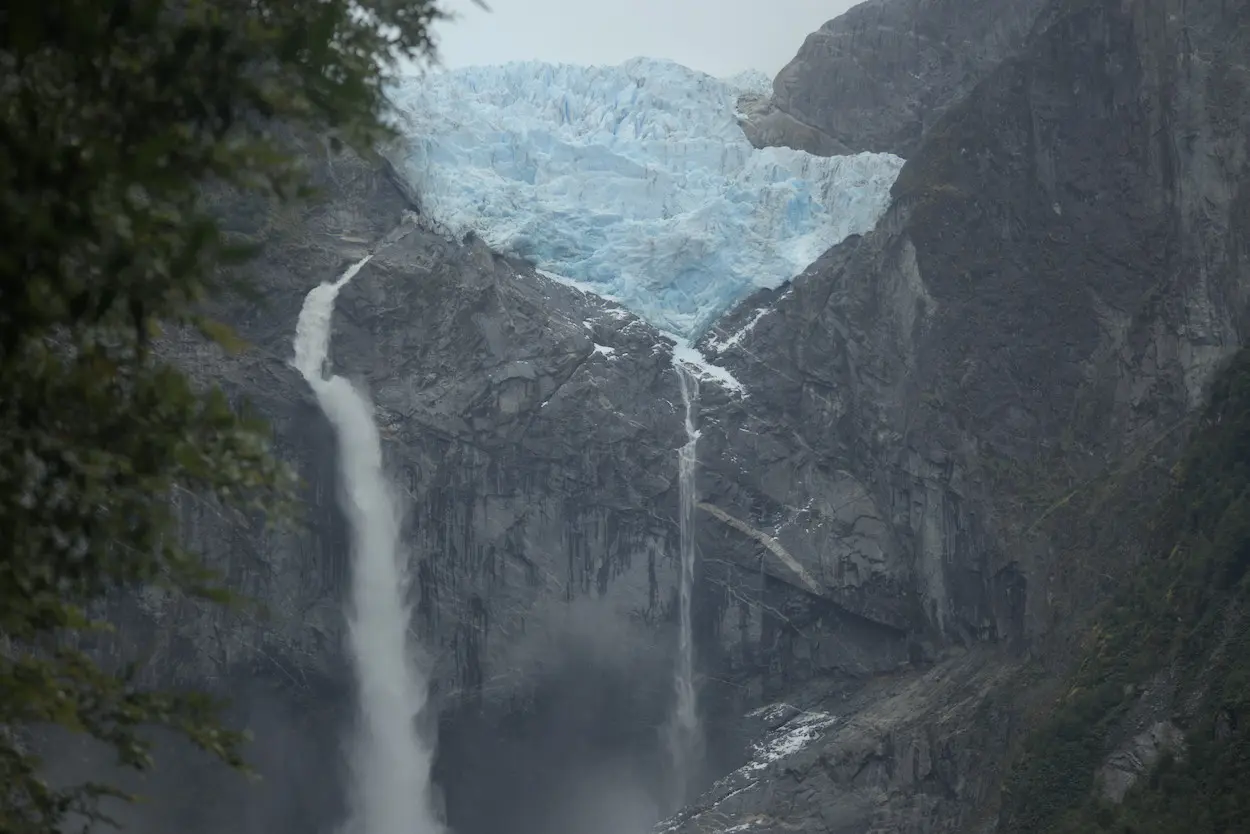 Ventisquero Colgante, cascadas cayendo desde el glaciar en el Parque Nacional Queulat