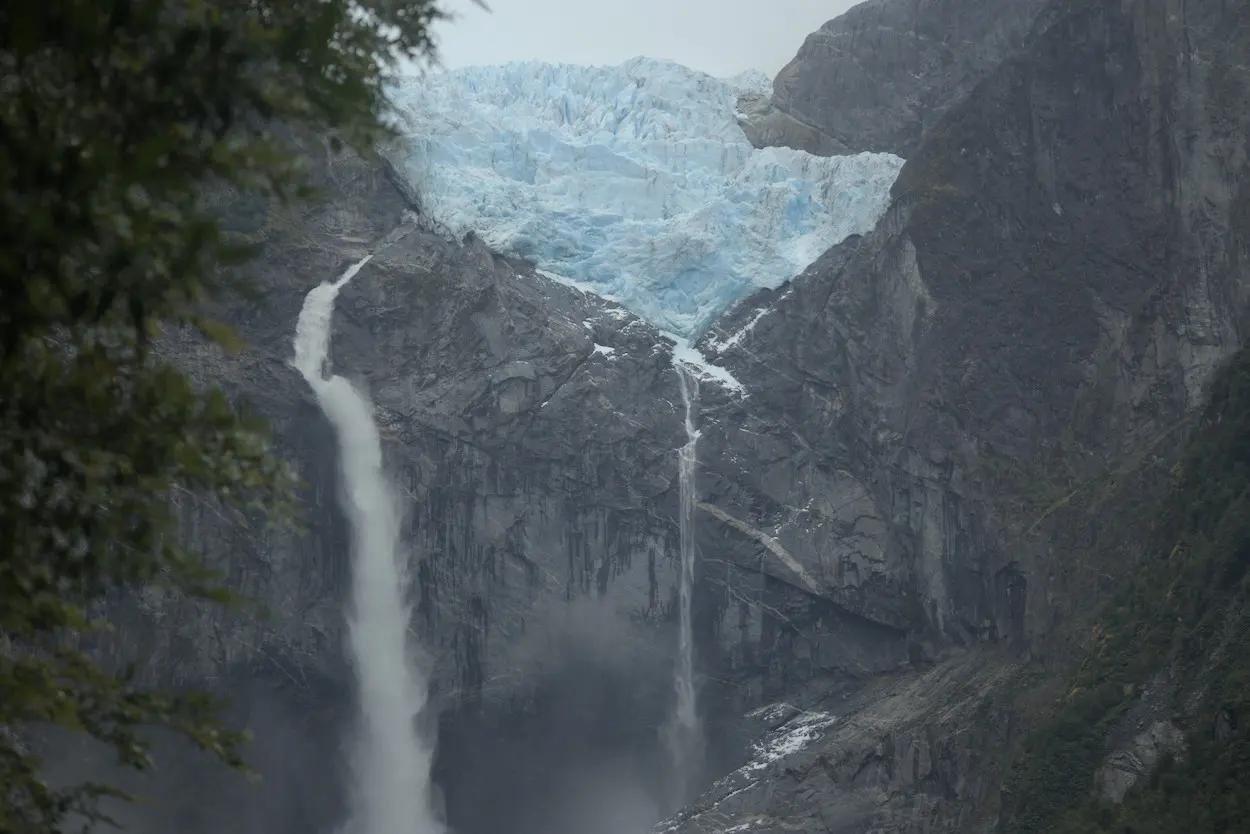Ventisquero Colgante, cascadas cayendo desde el glaciar en el Parque Nacional Queulat